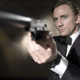 Kdyby chtěl, mohl ve filmu kouřit. Craig to odmítl se slovy, že sám jakožto nekuřák, to považuje za minulost, a navíc je to neslučitelné s fyzickými výkony agenta.