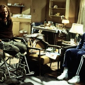 Nohy poručíka Dana byly odstraněny v postprodukci pomocí počítačů.