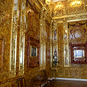 Jantarovou komnatu ukradl wehrmacht, který ji převezl do Německa. 
