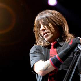 V roce 2004 napsal autobiografii Scar Tissue.
