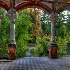 Nacisté i Sověti zde prováděli nehumánní pokusy na lidech. Odborníci na paranormálno mají za to, že se kvůli tomu v objektu nahromadila negativní energie.
