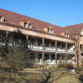 Koncem osmdesátých let zde řádil i sériový vrah, kterému se přezdívalo Bestie z Beelitz. Dopaden byl v roce 1991.
