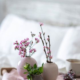 Růžová barva je nejčastěji spojována s bezstarostností, čistotou a nevinností. Je něžná a v kombinaci se šedou působí sofistikovaně. 