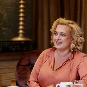 V talkshow Na kafeečko tentokrát herečka a moderátorka Miluše Bittnerová přivítala kolegyni, herečku Báru Jánovou. 
