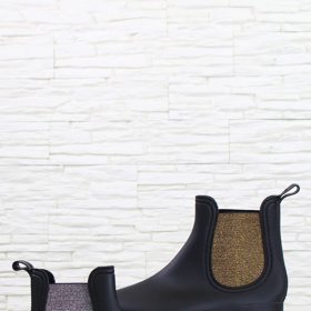 Gumáková "perka" s ozdobnou vsadkou, 490 Kč.