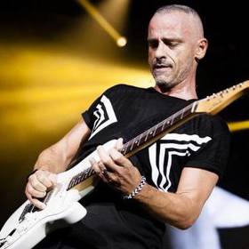 Naštěstí mu toto povolání moc nešlo a tak se vrátil ke zpěvu. Prorazit se mu podařilo s druhým albem.