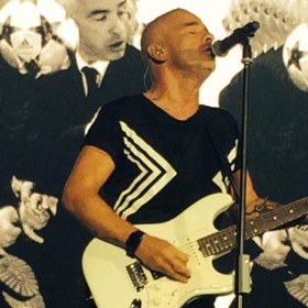 O hudbu se zajímal již jako malé dítě. Ve čtyřech letech mu rodiče koupili bicí.