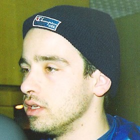 V patnácti dostal první kytaru. Díky ní odsunul fotbal na vedlejší kolej.