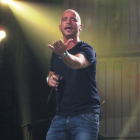 Eros Ramazzotti je italský zpěvák a skladatel. Proslavil se zejména svými duety s hvězdami hudebního nebe. Slyšet jsme jej tak mohli po boku Tiny Turner či Rickyho Martina.