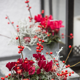 Stačí přidat jen několik větviček s podzimními bobulemi a rázem máte překrásnou dekoraci. 