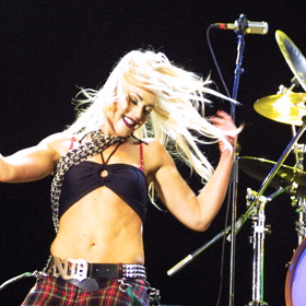 Původní barva vlasů Gwen je hnědá. Její stylista prozradil, že si vlasy barví téměř každý týden.
