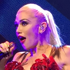 Gwen Stefani je zpěvačka a příležitostná herečka. Nejvíce se proslavila působením v kapele No Doubt. Jejich píseň "Different People" má ve svém playlistu i Obama.
