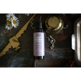 Klinicky ověřená složka Cytobiol™ Iris A2 je patentem chráněná směs extraktu oddenku Kosatce florentského, zinečnaté soli a vitamínu A, která účinně bojuje s akné. Na pleť působí protizánětlivě a adstringentně, navíc pomáhá regulovat tvorbu nadměrného mazu, a to již za 28 dní. Odličovací voda Pramen krásy stojí 269 Kč.