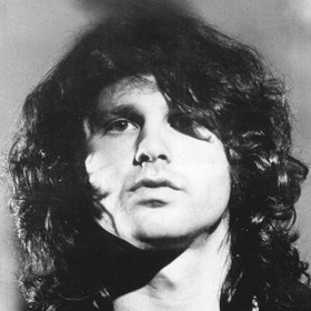 Jim Morrison ve velkém holdoval alkoholu a vyzkoušel snad všechny možné drogy.
