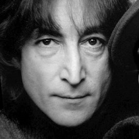 John Lennon byl anglický zpěvák, kytarista a zakladatel The Beatles. Jeho první hudební nástroj byla harmonika.
