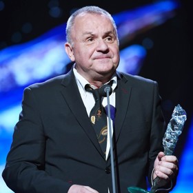 Jožo Ráž je frontman a baskytarista slovenské kapely Elán. Původně ale vystudoval v Bratislavě psychologii.
