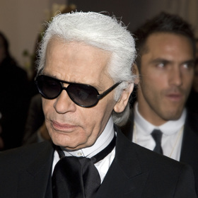 Karl Lagerfeld byl ikonou ve světě módy. Kromě návrhářství se věnoval vydavatelské činnosti, fotografování a kreslení poštovních známek. Věděli jste, že aby se vešel do luxusních obleků značky Dior, zhubl čtyřicet kilo?
