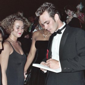 Luke Perry byl americký filmový a seriálový herec. Nejvíce se proslavil rolí Dylana v Beverly Hills 90210. Paradoxně mu však přinesla spíše smůlu.
