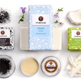 Čisticí sada pro mastnou pleť se skládá z 100% přírodních přípravků pro péči o pleť, zaručeně bez chemikálií: Dvě čisticí mýdla na obličej, která jsou určena speciálně na čištění mastné problémové pleti, jedno šetrné peelingové mýdlo a jedno organické bambucké máslo z přírodních složek, 672 Kč.