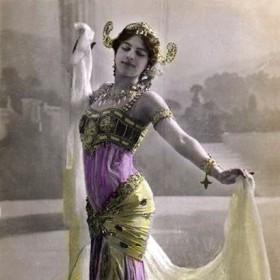 Tam začala předvádět svůj exotický tanec, jenž končil striptýzem.
