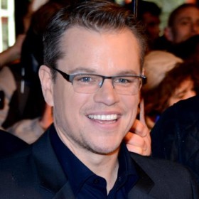 Matt Damon je americký herec, scénárista a producent. Opustit domov se rozhodl už v šestnácti. Jeho matka totiž herectví neschvalovala.
