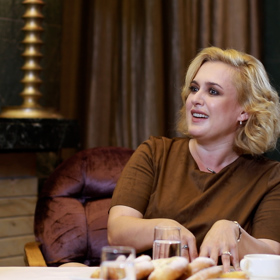 Pořadem Na kafeečko provází herečka a moderátorka Miluše Bittnerová. 