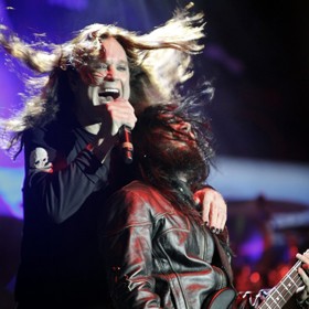 "Když jdu po ulici a někdo mne pozná, naseru se. Na druhou stranu, kdyby to nedělali, jsem nasranej ještě víc."
