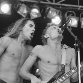 V osmdesátých letech mu kvůli drogám hrozil vyhazov ze skupiny.
