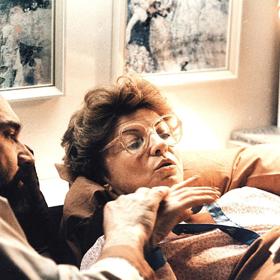 Libuše Švormová zavzpomínala, že většinu replik vymyslel přímo na place Svěrák. Jako tu o loudění sexu. "Nech toho, mám zítra stání...Když já mám stání teď."
