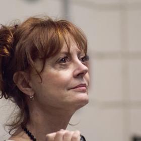 Susan Sarandon je americká herečka. Na kontě má přes osmdesát filmů. Je také politická aktivistka a ochránkyně lidských práv. Její blízkou kamarádkou je Julia Roberts. 
