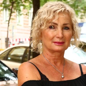 Málokdo by Světlaně Nálepkové hádal její věk. Je stále svěží, půvabná a udržuje se v kondici. Možná je to i tím, že se netrápí věcmi, které nemůže změnit a pečlivě váží informace, které si pustí do života.