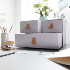 Kancelářský organizér se postará o uklizený psací stůl. Obsahuje tři zásuvky nabízející prostor na nejrůznější kancelářské potřeby a podklady do velikosti A4, 246 Kč.
