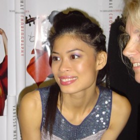 Ráda také přispívá na charitu, a to houslemi, na které již nehraje.
