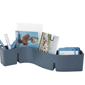 O-Tidy je praktický a mnohoúčelový organizér, který se skvěle uplatní na pracovním stole. Návrh v sobě obnáší nejen funkci tácu a držáku na hrnek, ale spojuje jejich jednoduché tvary do nového předmětu s dokonalými proporcemi, 938 Kč. 