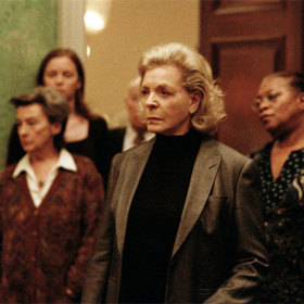 Zrození (2004): Mladá vdova Anna se po deseti letech konečně vyrovná se smrtí manžela. Její nový partner se líbí i její matce Lauren Bacall. Anna se však v jednom okamžiku seznámí s desetiletým chlapcem, který tvrdí, že je její bývalý muž.