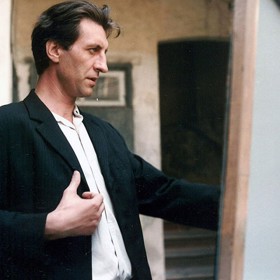 Film Něžný barbar vznikl na motivy autobiografického románu Bohumila Hrabala.
