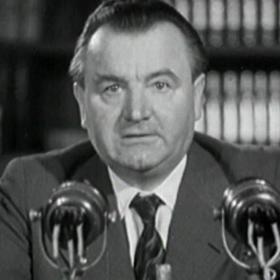 Má na svědomí desítky nevinných životů.