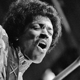 Populárním se stal prakticky po celém světě. Na svých koncertech hrál na kytaru zuby nebo ji i zapálil. 
