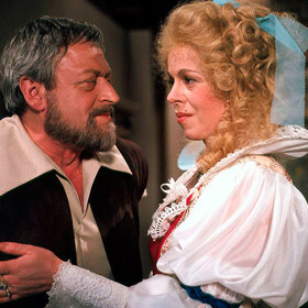 Iva Janžurová ve filmu pronesla nepatrně poupravenou legendární hlášku: „Dneska to roztočíme, drahoušku.“
