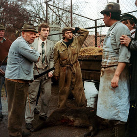 Při nahánění divočáka se použil jednoduchý trik. Před zvířetem jelo auto s kameramanem, vedle kterého seděl majitel cvičeného kance, jenž mu házel kousky masa.