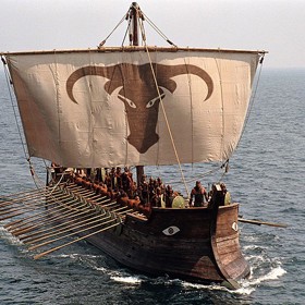 Pro potřeby filmu se postavilo až tisíc lodí.
