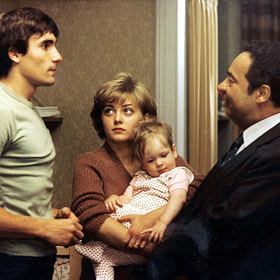 Byt, ve kterém Hynek žije, bychom našli v Praze na Malostranském nábřeží.
