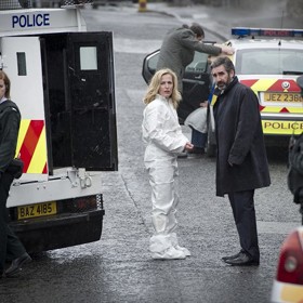 Postavy v seriálu jsou pojmenovány podle oblíbených značek elektrických kytar scenáristy Cubitta (Gibson, Spector).
