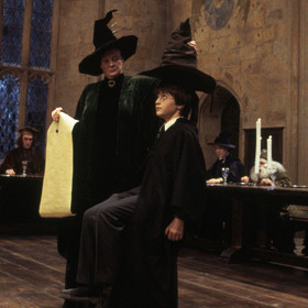 Harry Potter a Kámen mudrců: Nevlastní rodinou šikanovaného Harryho Pottera čeká obrovské překvapení - je totiž čaroděj, který má nastoupit na ohromnou školu v Bradavicích.