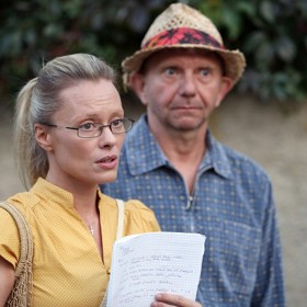 Rodinná komedie Andílek na nervy vypráví příběh o mladé dívce, která se po smrti své matky musí naučit žít na vesnici.
