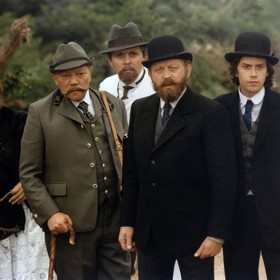 Zdeněk Svěrák si brousil zuby na roli hajného, ta však připadla Rudolfu Hrušínskému. Na snímku jsou Blažena Holišová, Rudolf Hrušínský, Josef Abrhám, Jiří Zahajský a Marek Brodský.