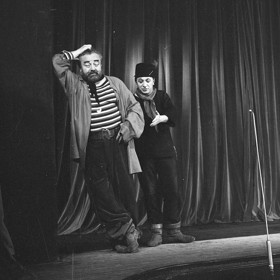 „Dny bolesti se podobají lávkám. Nechceš-li, aby chvilková závrať ohrozila tvůj život, dívej se vždycky o několik kroků napřed.“
