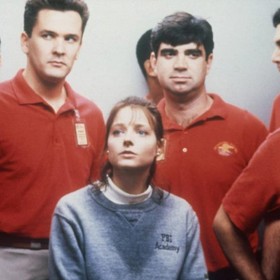 Mlčení jehňátek: Mladá agentka FBI Clarice Steriling (Jodie Foster) se pouští do vyšetřování případu sériového vraha známého jako Buffalo Bill. Své oběti totiž stahuje z kůže...