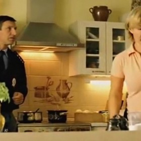 ...jejichž poklidný život naruší příjezd anglického páru s modrou krví.
