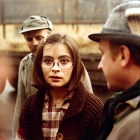 Slavnosti sněženek byly původně zakázány, neboť se v jedné scéně objevila americká vlajka.
